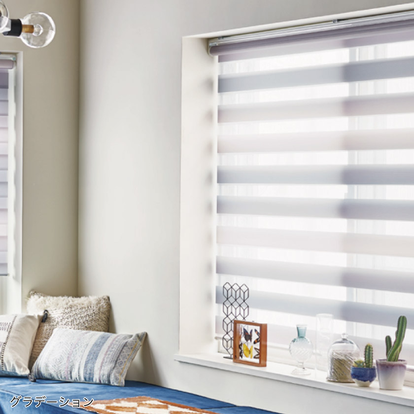 フェミニンで高級感のある、光を調整する調光ロールスクリーン。グラデーションカラーの施工画像。