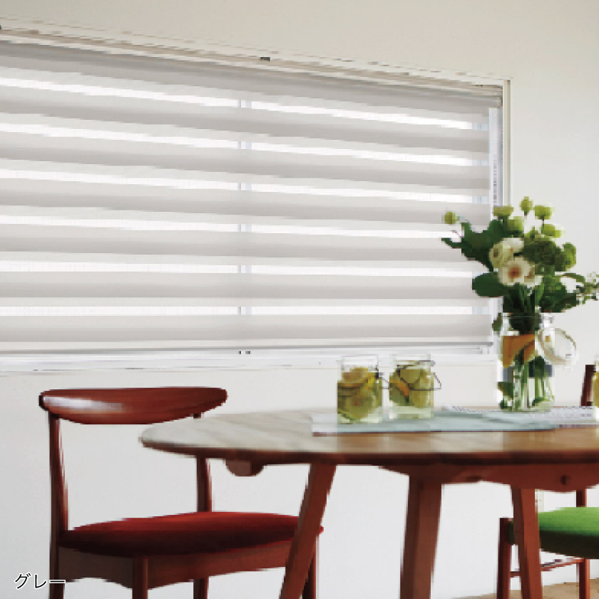 人気の格安シリーズの、光を調整する調光ロールスクリーンです。グレーのリビング施工画像。