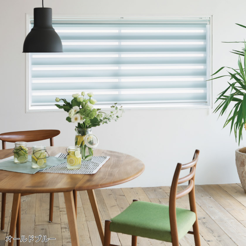 人気の格安シリーズの、光を調整する調光ロールスクリーンです。オールドブルーのリビング施工画像。