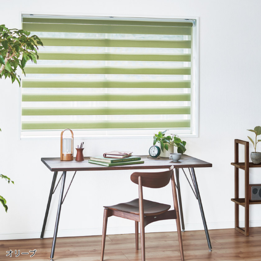 人気の格安シリーズの、光を調整する調光ロールスクリーンです。オリーブのリビング施工画像。