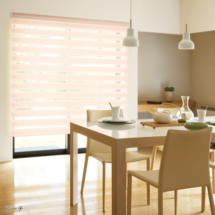 レース部分に横ラインの入った、光を調整する調光ロールスクリーン。ピーチのリビング施工事例です。