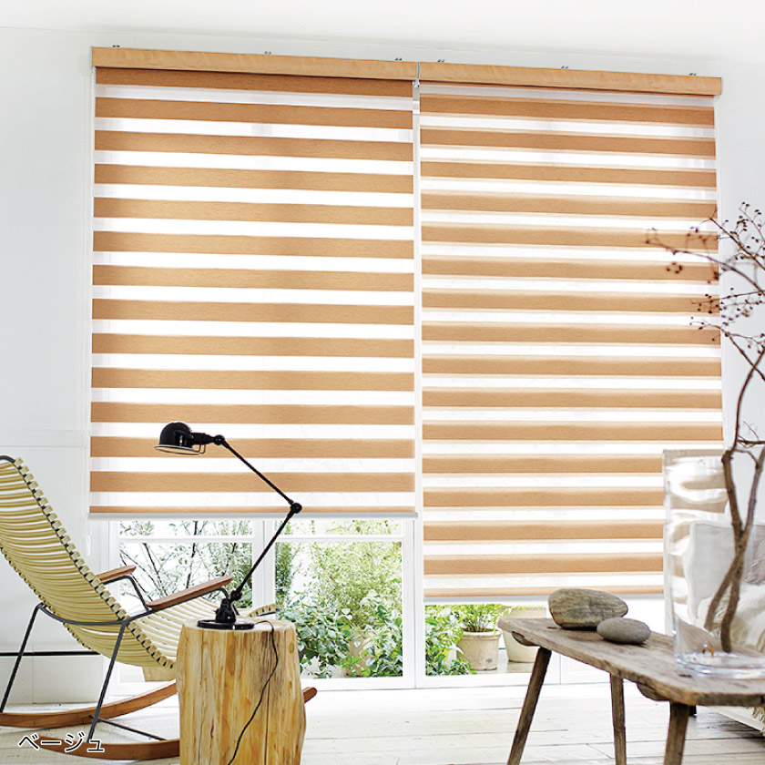 ナチュラルな生地の、光を調整できる調光ロールスクリーン。ベージュの施工画像です。ナチュラルな印象の空間です。